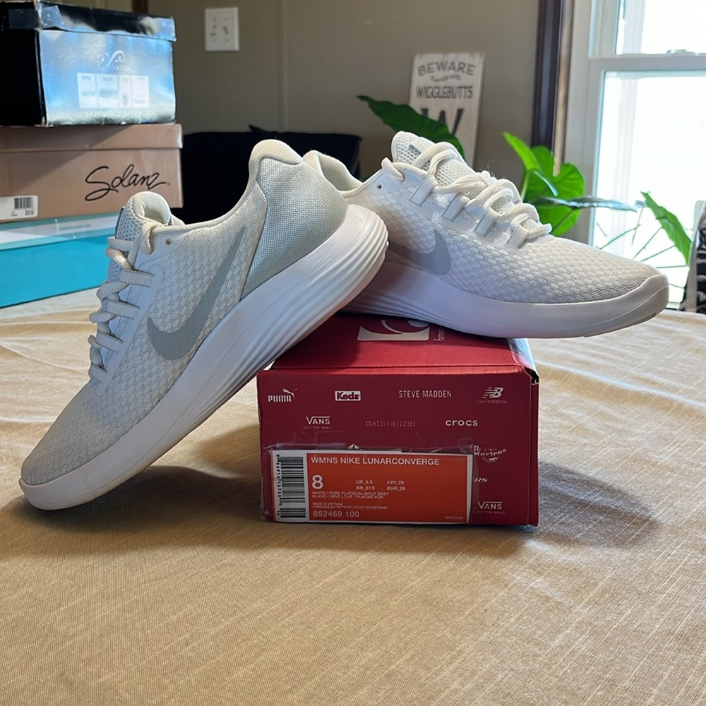 Nike LunarConverge Womens Running Shoe. White/pure platinum-wolf grey. Size 8